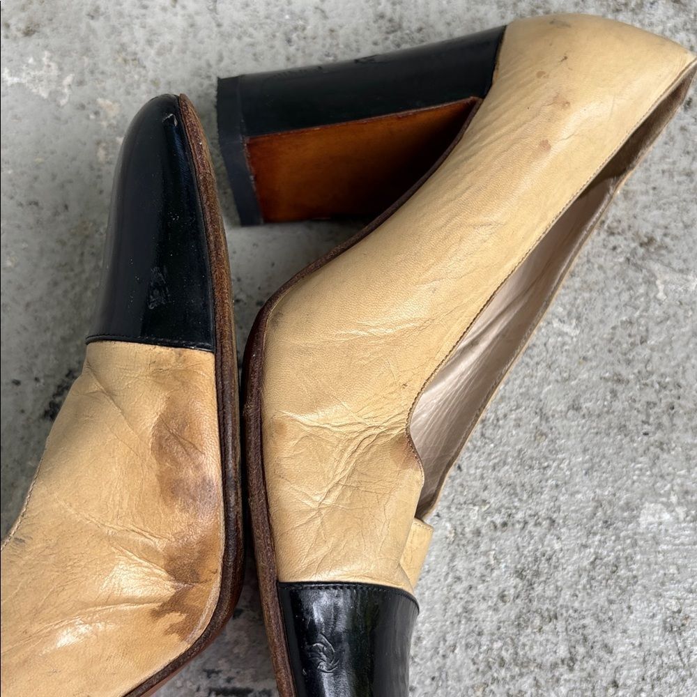 Vintage tan and black Chanel heels - Picture 5 of 8